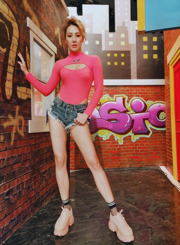 Đồng thời, Lưu Vũ Như cũng đăng tải những bài tập thể dục đơn giản, hô hào mọi người giữ gìn sức khỏe, nâng cao đề kháng trong thời kỳ dịch bệnh hoành hành.