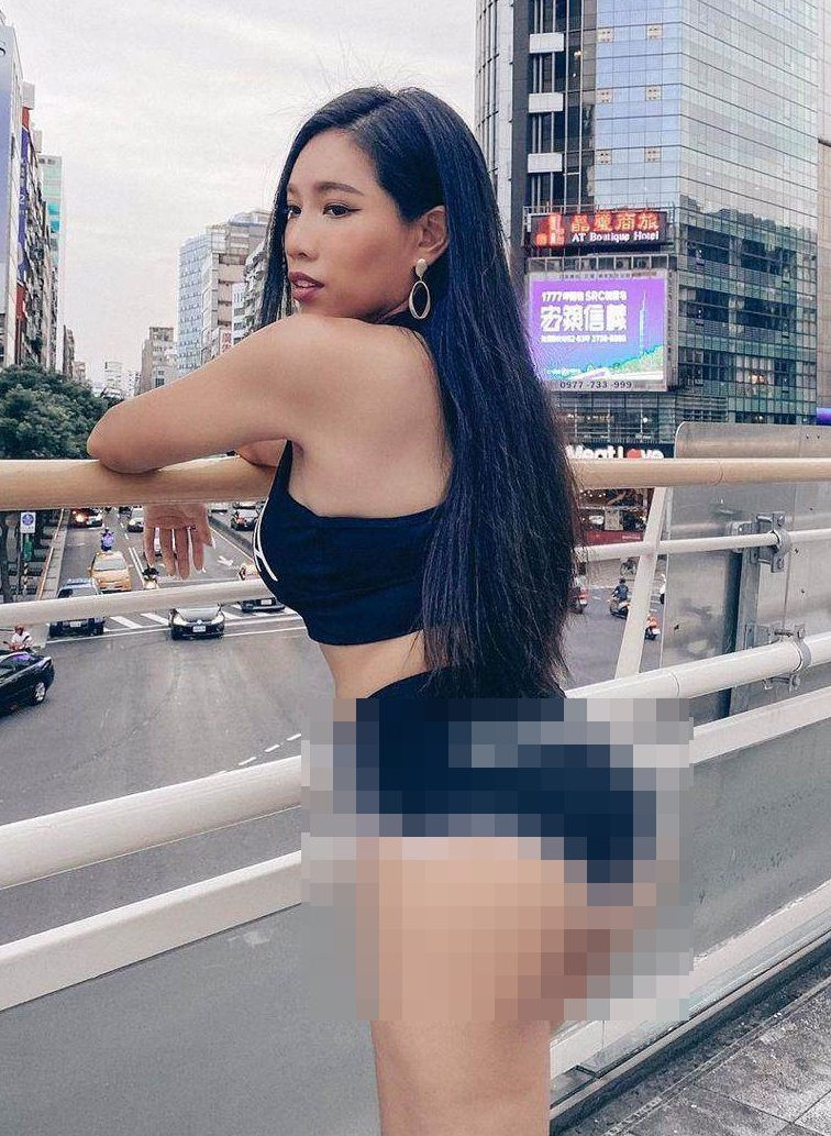 Amy luôn tự nhận mình là một cô gái nhàm chán, nhạt nhẽo thế nhưng thực tế, ngoài vẻ xinh đẹp nóng bỏng khiến nhiều người tưởng là bình hoa di động, Amy còn là người có đầu óc kinh doanh sắc sảo.