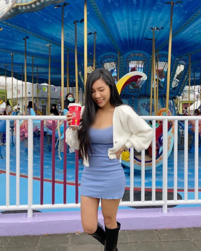 Set đồ giúp hot girl người Đài Loan để lộ được toàn bộ vẻ đẹp thân hình đồng hồ cát của mình.