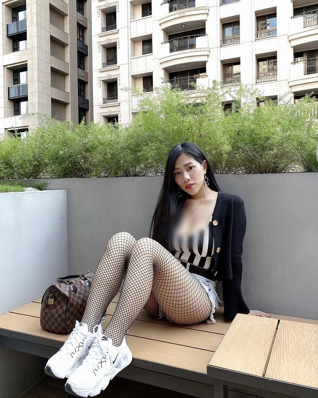 Khi đi chơi, ngoài váy body, Amy cũng rất hay sử dụng công thức quần short phối cùng áo hai dây, áo crop-top hoặc áo ngực thể thao, bên ngoài khoác thêm một chiếc áo mỏng nhẹ.