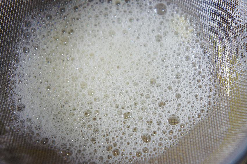 Bước 3: Bước quan trọng là ở đây, bạn phải dùng lọc để loại bỏ bọt và lòng trắng trứng chưa được khuấy đều.