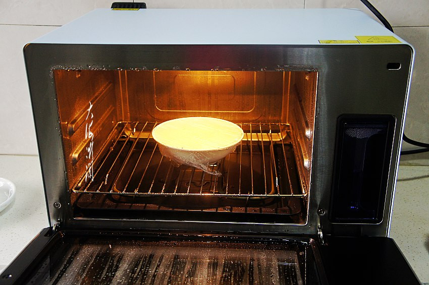 Bước 5: Cho vào lò nướng, bật công tắc, hấp ở nhiệt độ 100 độ trong 10 phút. Bạn cũng có thể dùng nồi hấp cách thủy, đun sôi khoảng 8-10 phút, tùy thuộc vào lượng chất lỏng của trứng, nhìn chung 2 quả trứng thường được hấp chín trong 8 phút.