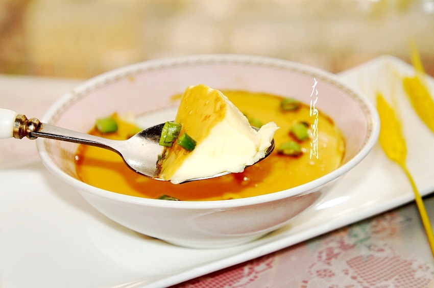 Trứng là nguyên liệu phổ biến trong cuộc sống hàng ngày của chúng ta, đồng thời cũng là sản phẩm bổ dưỡng rẻ tiền nhất. Thành phần dinh dưỡng của trứng tương đối toàn diện và cân đối, dù là lòng trắng hay lòng đỏ trứng thì protein của chúng đều có giá trị cao, đặc biệt rất dễ tiêu hóa và hấp thụ.