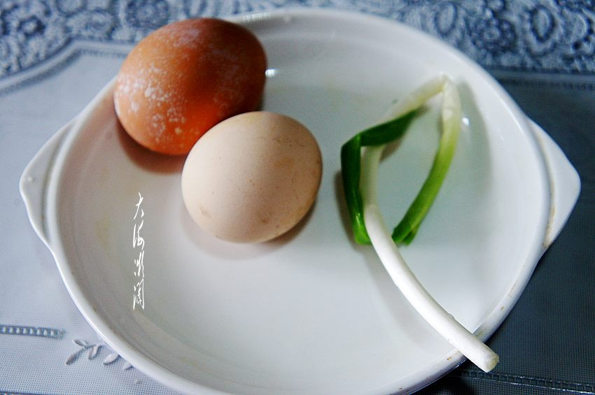 Nguyên liệu: 2 quả trứng; 2 thìa nước nóng, lượng dầu ăn thích hợp, nước tương nhạt và hành lá.