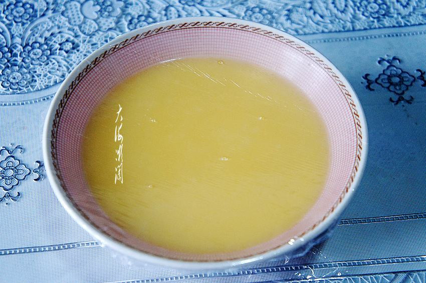 Bước 4: Dùng màng bọc thực phẩm bọc hỗn hợp trứng đã lọc và dùng tăm chọc thủng vài lỗ.