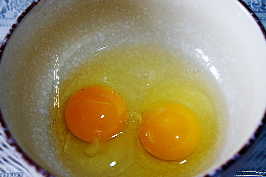 Bước 1: Đập trứng vào bát, dùng đũa hoặc máy đánh trứng đánh đều theo một chiều.