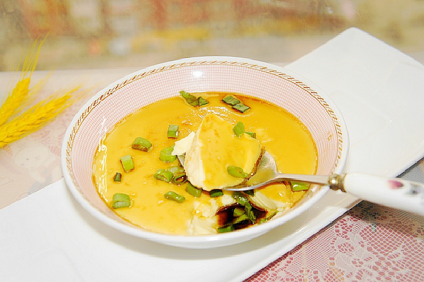 Xong xuôi, lấy trứng ra có thể rắc thêm chút hành lá, xì dầu nhạt, món ăn sẽ có vị mềm, ngậy, như tan ra trong miệng, trẻ con ăn mãi không chán.