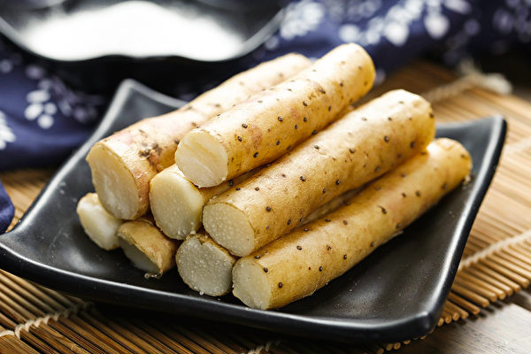 Theo y học cổ truyền, vào giữa mùa hè, một số người gặp phải các triệu chứng như đầy bụng, suy nhược toàn thân, chán ăn, buồn ngủ, thậm chí đau bụng và tiêu chảy. Nguyên nhân phần lớn là do tổn thương tỳ dương, sinh ra các triệu chứng hoa mắt, chóng mặt, chân tay nặng nề.