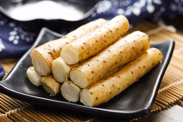 Theo y học cổ truyền, vào giữa mùa hè, một số người gặp phải các triệu chứng như đầy bụng, suy nhược toàn thân, chán ăn, buồn ngủ, thậm chí đau bụng và tiêu chảy. Nguyên nhân phần lớn là do tổn thương tỳ dương, sinh ra các triệu chứng hoa mắt, chóng mặt, chân tay nặng nề.