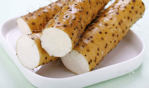 Cũng có người chỉ đơn giản là luộc củ mài lên ăn, vị ngọt nhẹ và bùi của củ mài dù không cần chấm gì cũng vô cùng dễ ăn. Cách ăn này đặc biệt thích hợp với trẻ em và người già tỳ vị, dạ dày yếu.