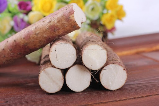 Củ mài có thể khử ẩm, bổ tỳ, là một trong những thực phẩm tuyệt vời. Vì đặc tính bồi bổ cơ thể, tiêu trừ ẩm thừa, tăng trưởng cơ bắp, giúp mắt sáng hơn, đây cũng là loài thực phẩm được liệt vào hàng thượng phẩm.