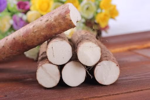 Củ mài có thể khử ẩm, bổ tỳ, là một trong những thực phẩm tuyệt vời. Vì đặc tính bồi bổ cơ thể, tiêu trừ ẩm thừa, tăng trưởng cơ bắp, giúp mắt sáng hơn, đây cũng là loài thực phẩm được liệt vào hàng thượng phẩm.