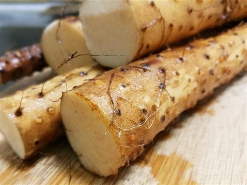 Cách chế biến củ mài phổ biến nhất là nấu cháo. Thêm một chút chà là đỏ, hạt sen và kỳ tử sẽ bổ sung sinh lực, bổ huyết.