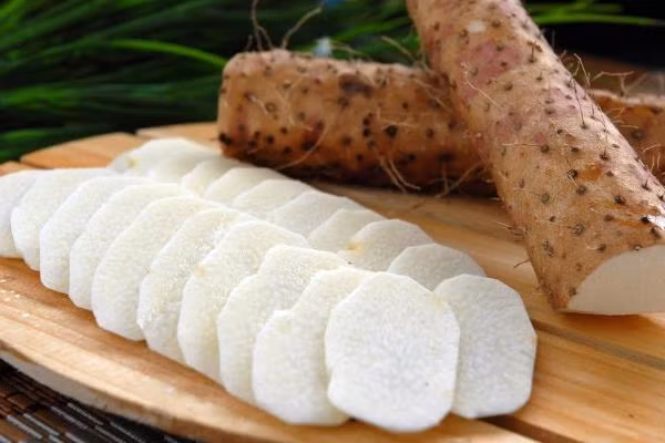 Củ mài chiên có thể bồi bổ tỳ vị, hư nhược, ăn không tiêu, tiêu chảy, phân lỏng, đi ngoài ra máu nhiều.