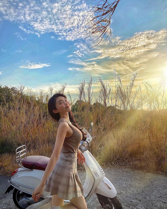 Bờ vai mảnh khảnh, khuôn ngực căng đầy và vùng bụng phẳng lỳ đẹp đến hút hồn của nữ tiếp viên khiến bao người ngưỡng mộ, ghen tị.