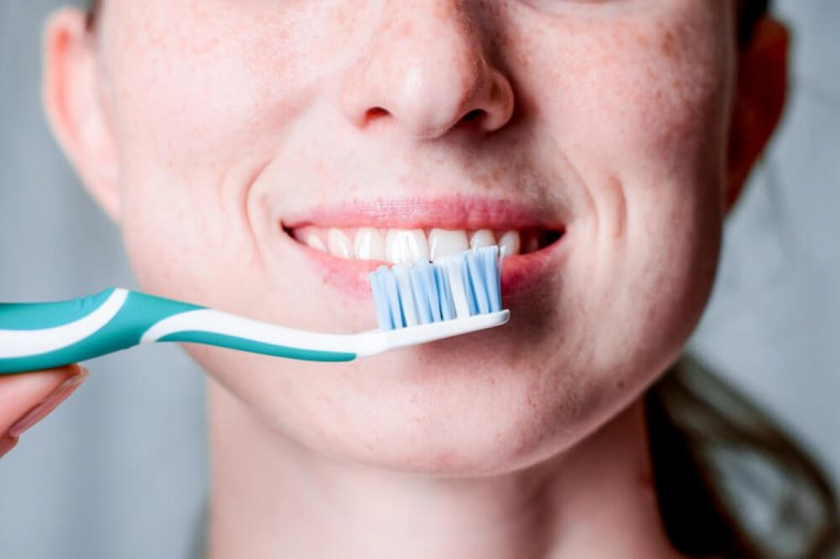 Đánh răng hàng ngày: Đánh răng ít nhất 2 lần/ngày là một trong những cách tốt nhất giúp duy trì sức khỏe răng miệng và ngăn ngừa viêm lợi cũng như các vấn đề răng miệng khác.