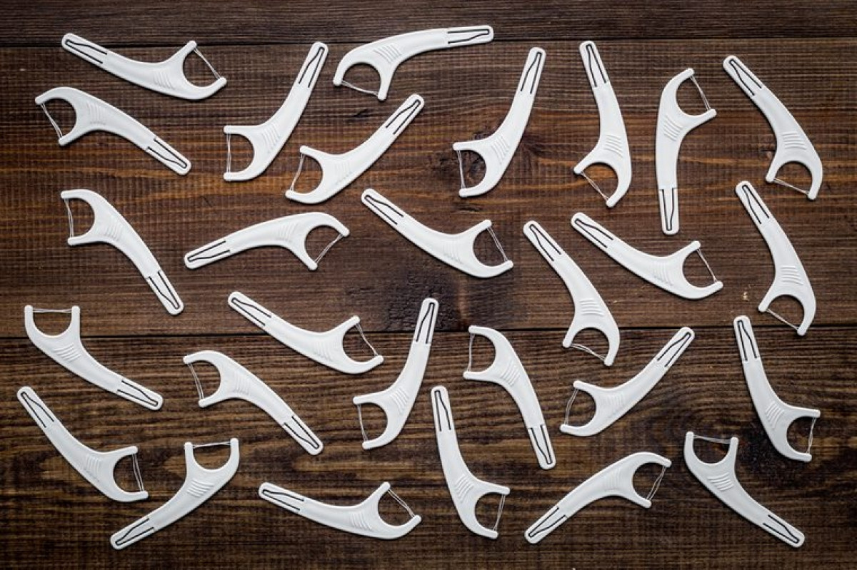 Dùng chỉ nha khoa mỗi ngày: Chỉ nha khoa giúp loại bỏ các mẩu thức ăn thừa ở các kẽ răng nơi bàn chải đánh răng không tiếp cận được. Thao tác này giúp ngăn ngừa tích tụ mảng bám - một dấu hiệu viêm lợi. Bạn cũng nên đến phòng khám nha khoa để kiểm tra sức khỏe răng miệng định kỳ.