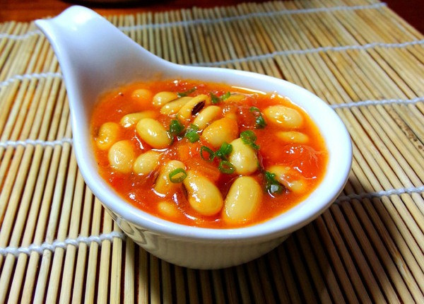 Đậu nành có chứa isoflavone, là một loại phytoestrogen, phụ nữ ăn thường xuyên sẽ giúp bổ sung estrogen, điều hòa nội tiết, trì hoãn lão hóa, có tác dụng nhất định đối với sức khỏe phụ nữ.