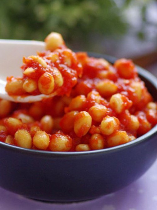 Nghiên cứu của các nhà khoa học Đại học bang Illinois cho biết việc sử dụng kết hợp hai loại thực phẩm này trong bữa ăn mang lại hiệu quả ngừa ung thư tuyến tiền liệt cao hơn. Chú ý là nên dùng các sản phẩm tươi như cà chua nguyên quả và đậu nành chưa qua nhiều công đoạn chế biến.