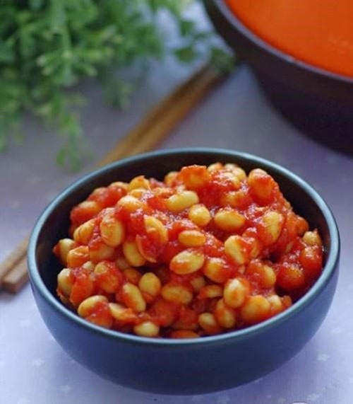 Bước đầu tiên là rửa sạch đậu nành và ngâm trước, tốt nhất nên ngâm nước trước một ngày để đậu nành mềm ngon hơn. Bỏ vỏ của cà chua tươi và cắt thành từng miếng như hạt lựu.