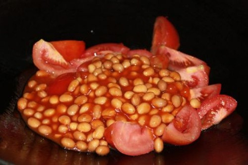 Bước tiếp theo, cho đậu nành đã ngâm vào nồi, thêm lượng nước thích hợp, đun ở lửa lớn rồi đến khi sôi rồi chuyển sang lửa nhỏ. Sôi được khoảng 5 - 10 phút, bạn cho cà chua đã cắt nhỏ vào, thêm chút đường, nước cốt chanh, muối, đợi đến khi cà chua nát hoàn toàn tạo thành sốt đặc thì bắc ra.