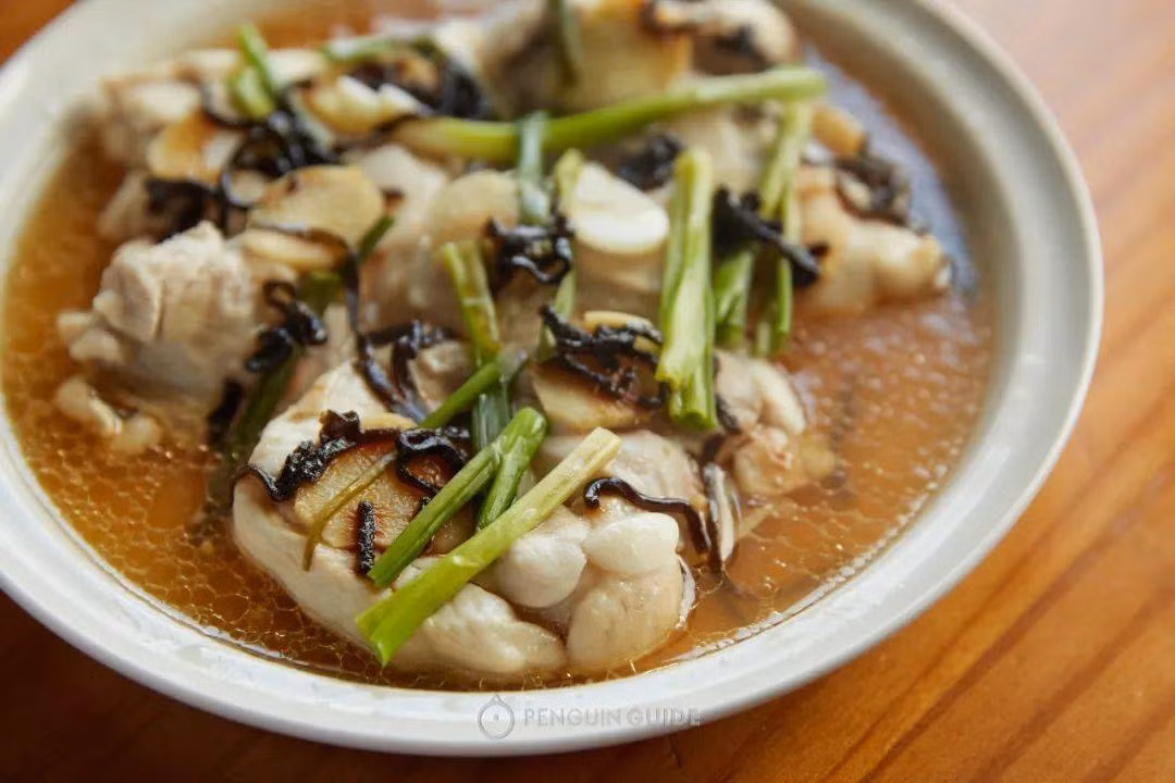 Khi hầm canh gà, bạn cũng có thể cho một chút tảo bẹ muối vào, hương vị thơm ngon chắc chắn sẽ khiến bạn muốn thử nghiệm gia vị này vào một số món ăn quen thuộc khác.