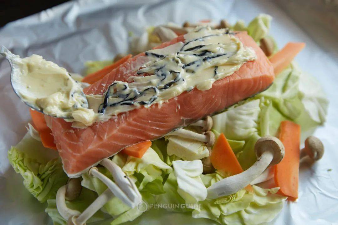 Khi được trộn với bơ và sốt, hương vị của tảo bẹ muối vẫn rõ ràng, giúp món ăn thơm nức lại đậm đà.