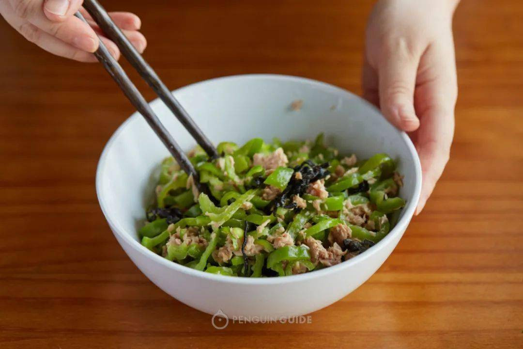 Trộn tảo bẹ muối cùng thịt nguội và ớt ngọt cũng giúp bạn xua tan cảm giác chán ngán.