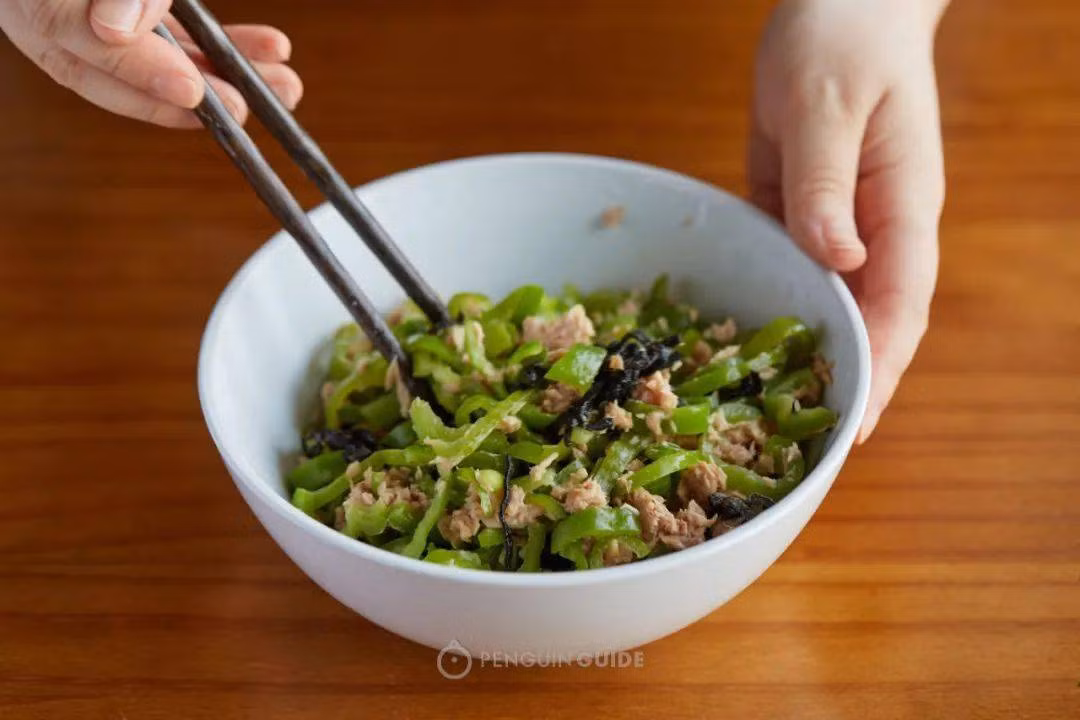 Trộn tảo bẹ muối cùng thịt nguội và ớt ngọt cũng giúp bạn xua tan cảm giác chán ngán.