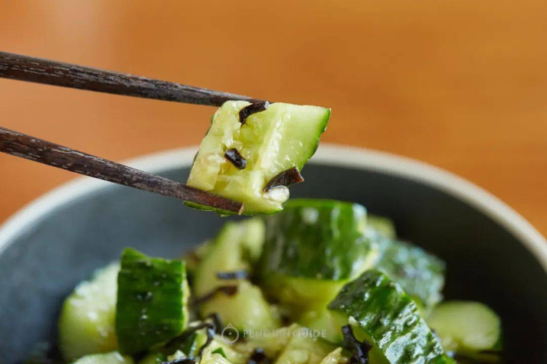 Chỉ đơn giản là trộn tảo bẹ muối và dưa chuột, bạn cũng có được món nguội siêu vừa miệng.