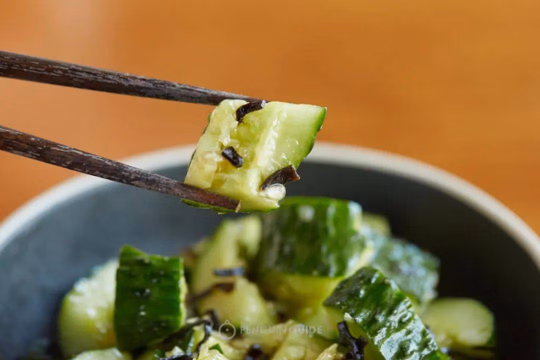 Chỉ đơn giản là trộn tảo bẹ muối và dưa chuột, bạn cũng có được món nguội siêu vừa miệng.