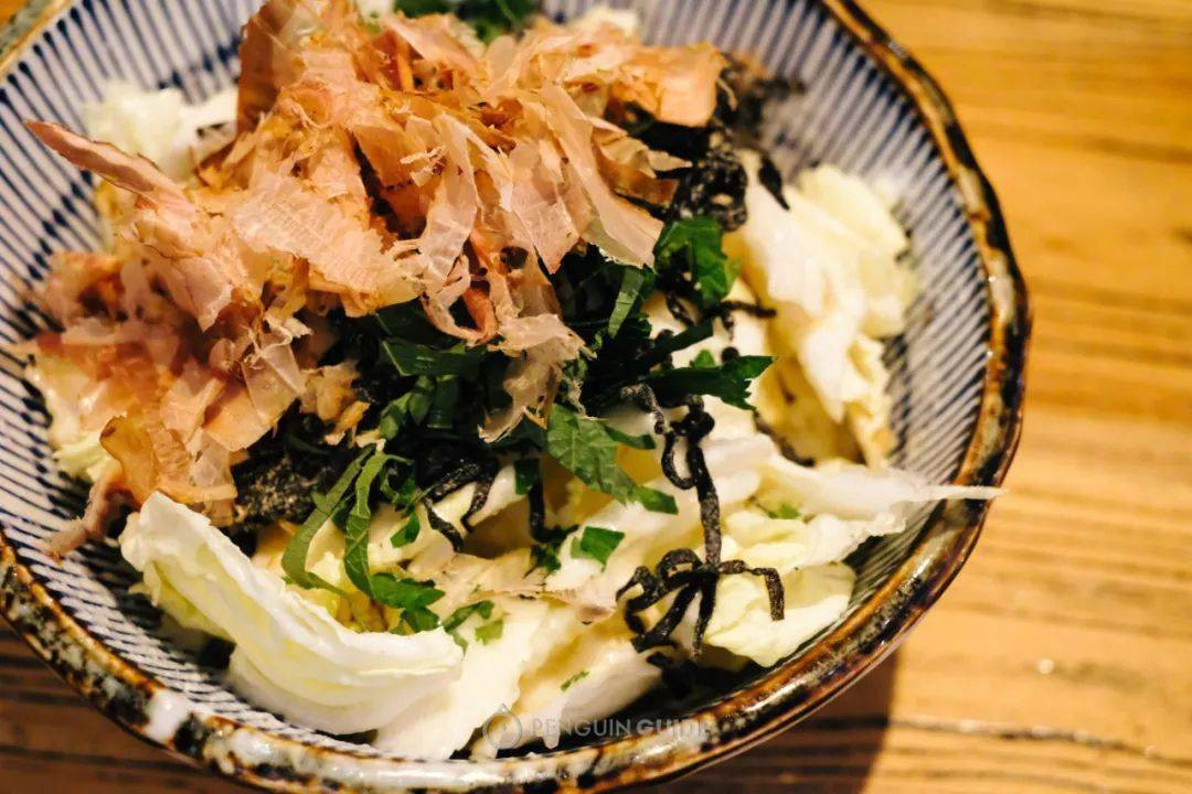 Trong những món trộn salad, tảo bẹ muối giúp tăng hương vị, cực kỳ dễ ăn.