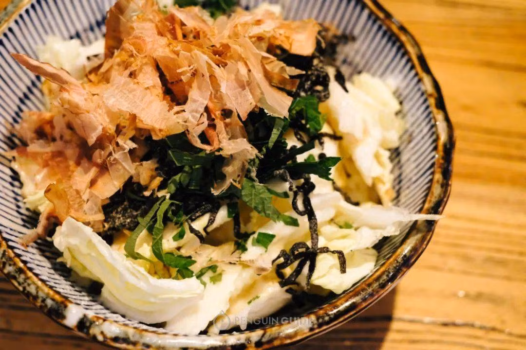 Trong những món trộn salad, tảo bẹ muối giúp tăng hương vị, cực kỳ dễ ăn.