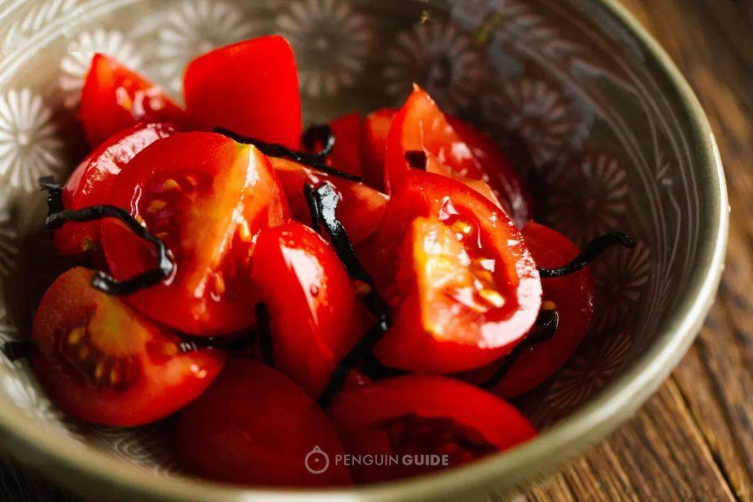 Hơi chán dưa chuột, chuyển sang trộn tảo bẹ muối và cà chua cũng không vấn đề gì, thậm chí còn đem lại cảm giác sảng khoái.