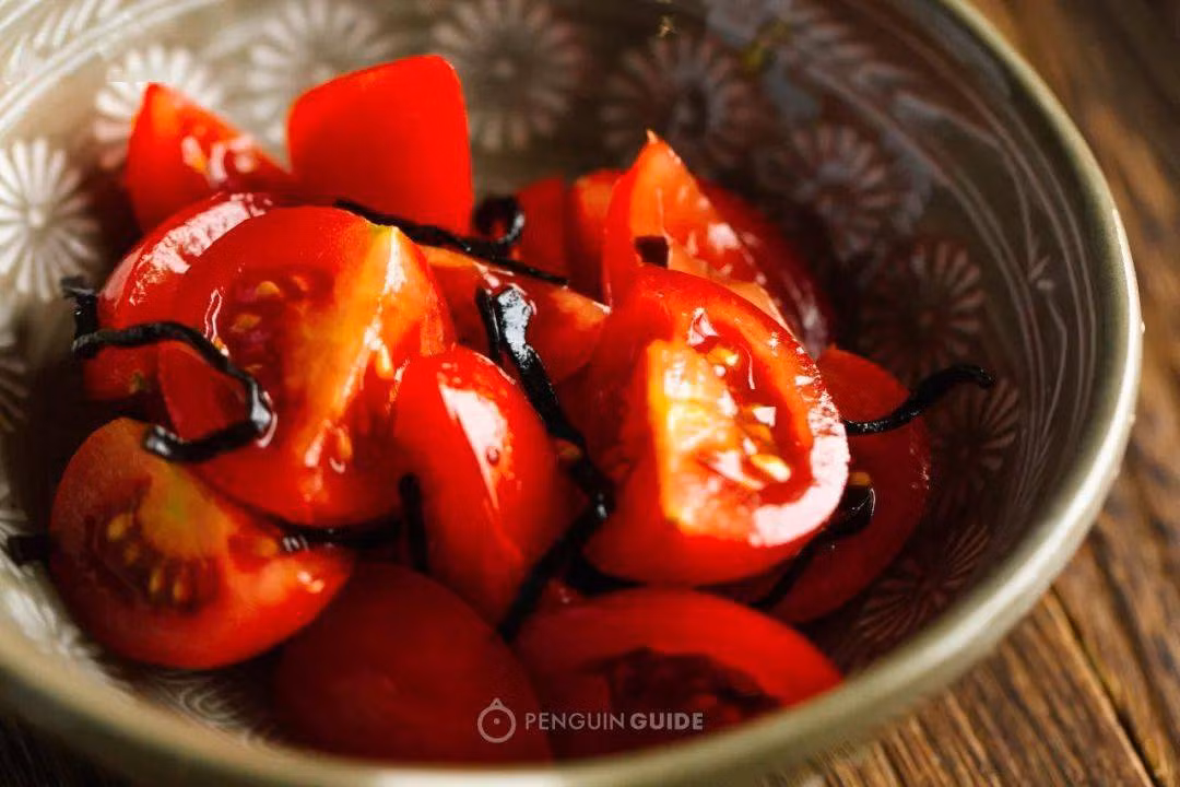 Hơi chán dưa chuột, chuyển sang trộn tảo bẹ muối và cà chua cũng không vấn đề gì, thậm chí còn đem lại cảm giác sảng khoái.