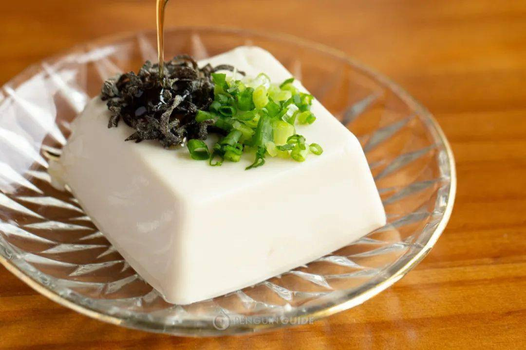 Một nhúm tảo bẹ muối, thêm chút hành lá ăn với đậu phụ non thực sự là mỹ vị mùa hè, vừa mát vừa dễ ăn.