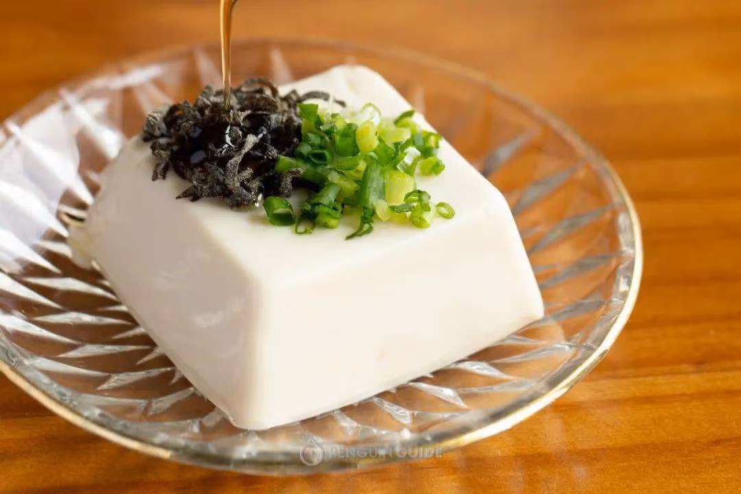 Một nhúm tảo bẹ muối, thêm chút hành lá ăn với đậu phụ non thực sự là mỹ vị mùa hè, vừa mát vừa dễ ăn.