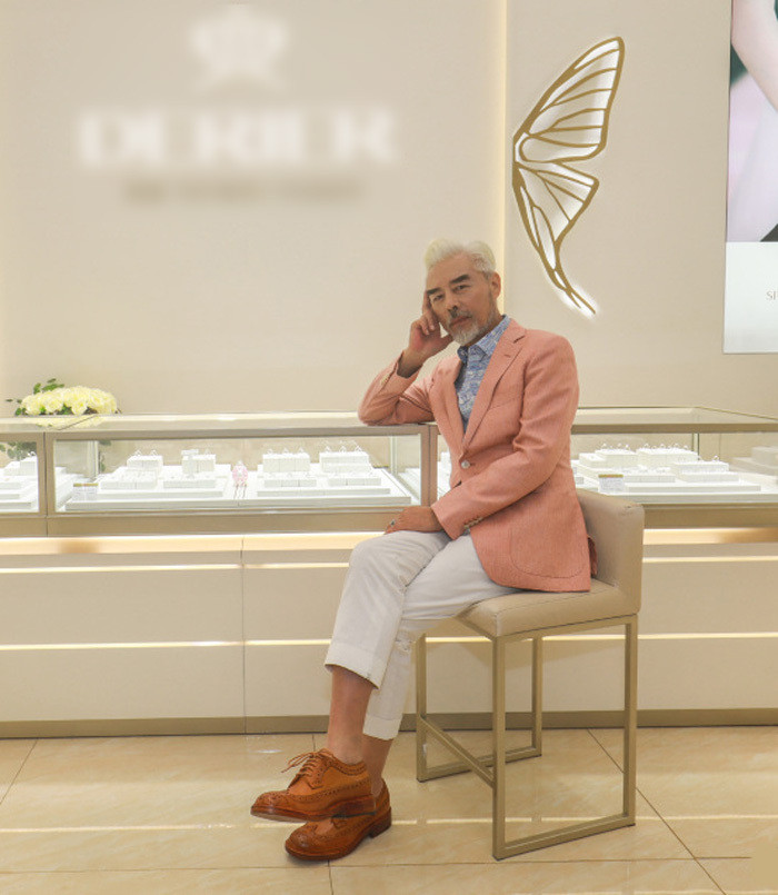 Xuất thân là một công nhân mỏ, sau đó Trương Song Lợi rẽ hướng sang làm diễn viên và gặt hái được thành công nhất định.