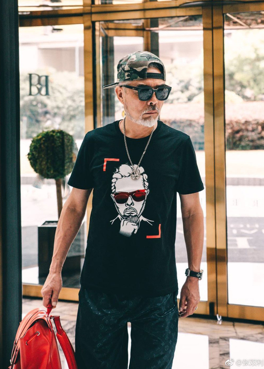 Bất chấp tuổi tác, Trương Song Lợi không ngại diện những trang phục trẻ trung, năng động mà nhiều người nghĩ rằng chỉ dành cho những thanh niên.