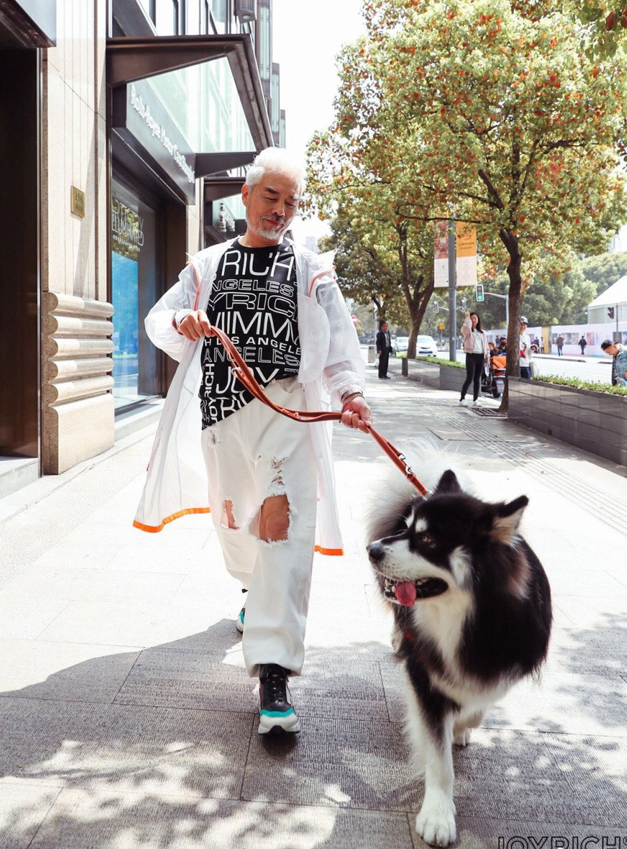 Mỗi lần xuất hiện, Trương Song Lợi đều chỉn chu về hình ảnh, chứng minh rằng thời trang không có giới hạn tuổi tác.