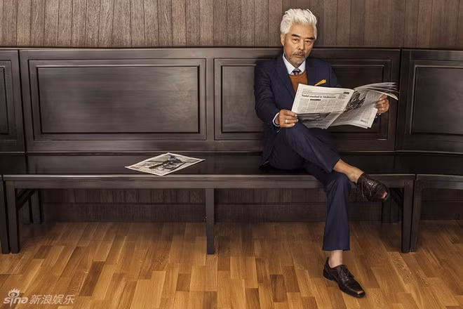 Khi khoác lên người những bộ suit lịch lãm, Trương Song Lợi lại có khí chất cực kỳ thu hút.