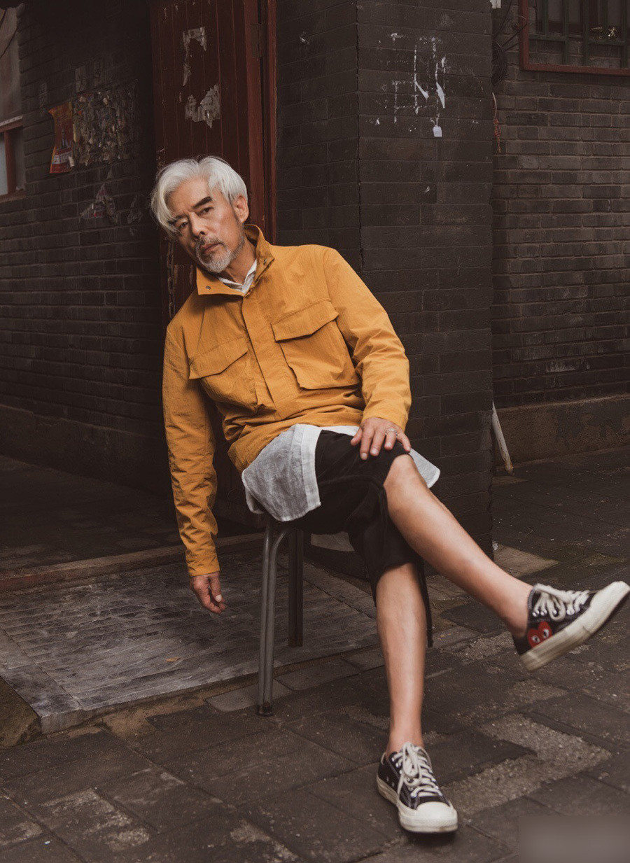 Phong cách thời thượng, phối đồ hợp xu hướng, tạo dáng cực chuẩn, Trương Song Lợi chính là hình mẫu nhiều chàng trai hướng tới.