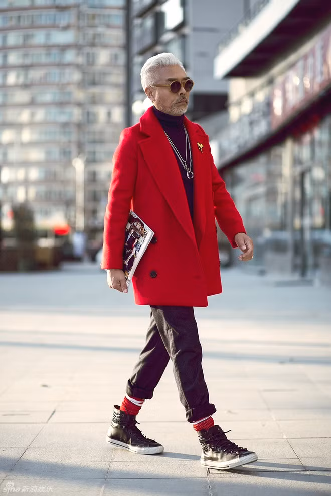 Trương Song Lợi thực sự không ngại các màu sắc nổi bật, ông tự tin phối đồ chói và được công nhận là rất có gu.