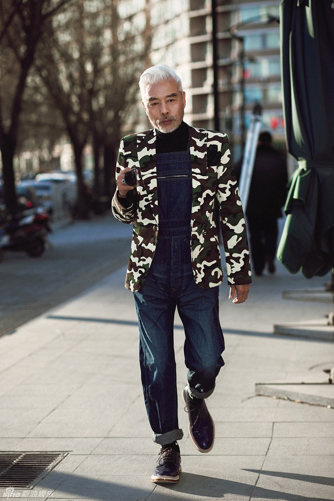 Mix quần yếm bò và áo blazer rằn ri, Trương Song Lợi trông vô cùng trẻ trung nam tính lại cực kỳ bắt mắt.