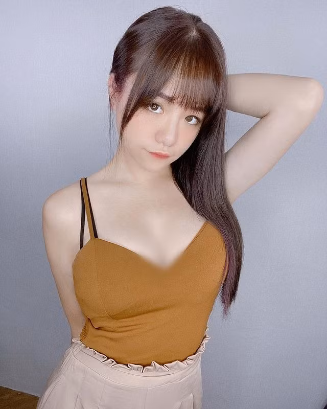 Tuy nhiên cũng không ít bình luận tiêu cực, chỉ trích nữ y tá Y Y khoe thân phản cảm.