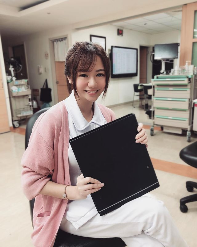 Khi dịch bệnh bùng phát, Y Y không quên nhắc nhở mọi người hãy hạn chế ra đường để bảo vệ sức khỏe của bản thân và gia đình. Cô nàng cũng nhắn nhủ các fan hâm mộ hãy ăn uống đầy đủ để nâng cao đề kháng.