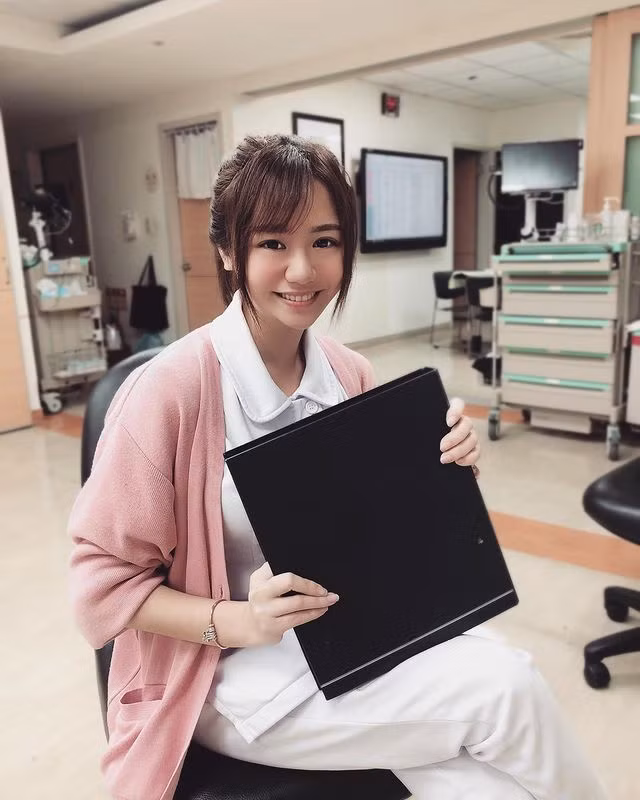 Khi dịch bệnh bùng phát, Y Y không quên nhắc nhở mọi người hãy hạn chế ra đường để bảo vệ sức khỏe của bản thân và gia đình. Cô nàng cũng nhắn nhủ các fan hâm mộ hãy ăn uống đầy đủ để nâng cao đề kháng.