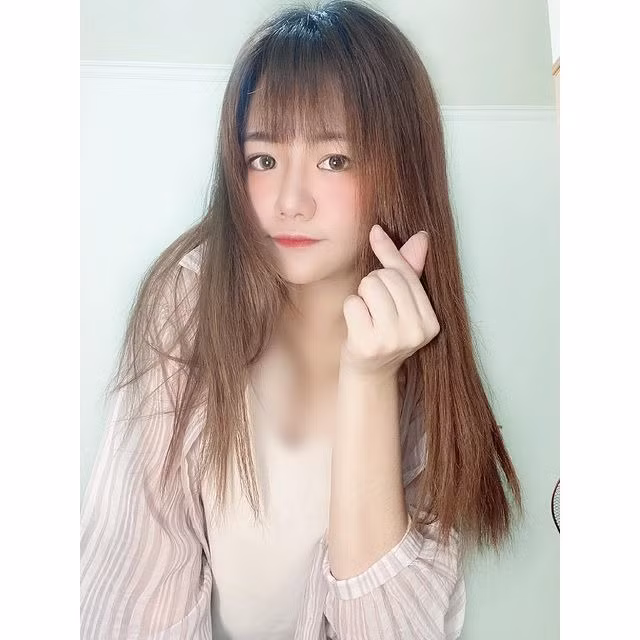 Khi ở nhà, trang phục của nữ y tá có phần thoải mái hơn, cô nàng cũng khoe khéo được vòng một đầy đặn.