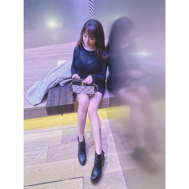 Thực tế, nữ y tá cũng không phải người chuộng phong cách kín cổng cao tường. Trong những hình ảnh mà cô nàng đăng tải trên trang cá nhân có thể thấy rõ điều đó.