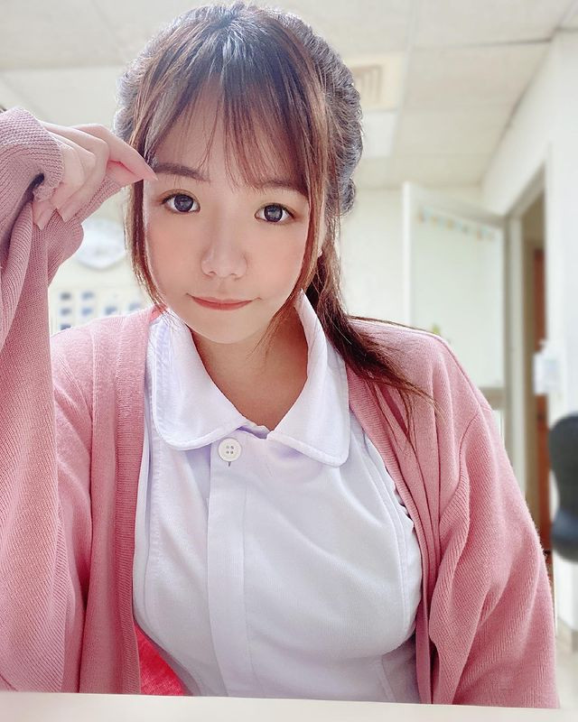  Nữ y tá Y Y, người Đài Loan nổi tiếng với khuôn mặt xinh xắn đáng yêu và thân hình nóng bỏng. Trên trang cá nhân của cô nàng có hàng trăm ngàn người hâm mộ, theo dõi.